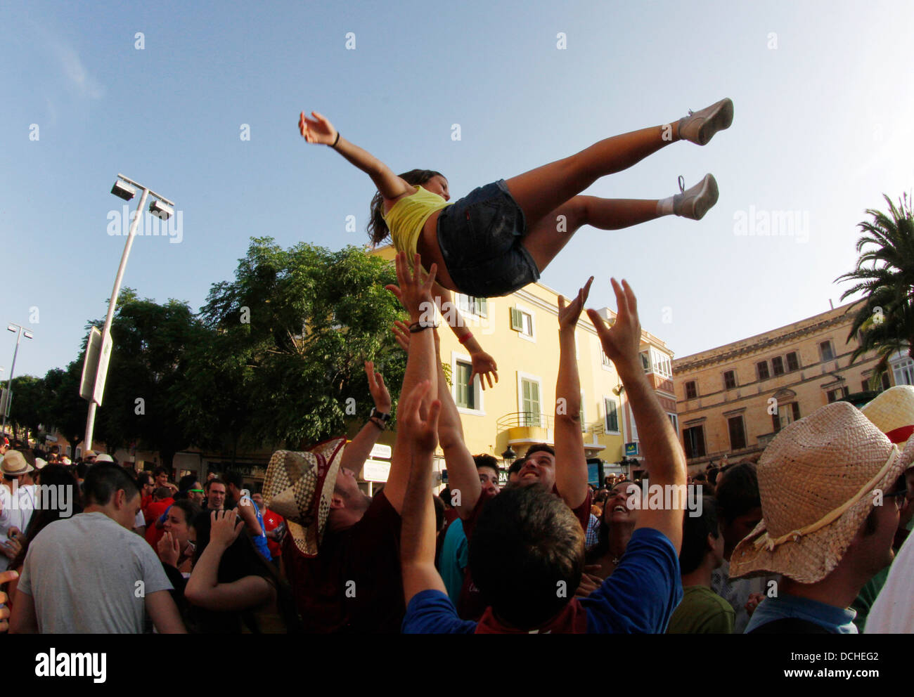 Une fille est jeté en l'air pendant les festivités locales de Saint