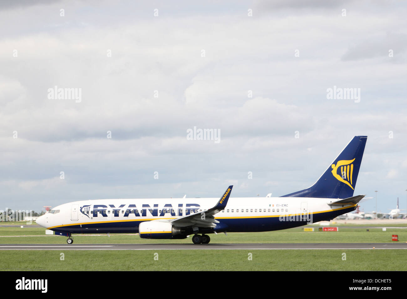Vol Ryanair à l'atterrissage à l'aéroport de Dublin Banque D'Images