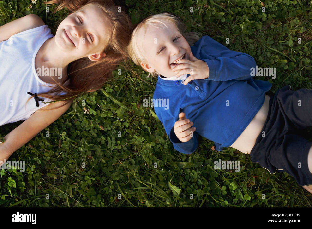 Heureux les enfants mignons sur l'herbe Banque D'Images