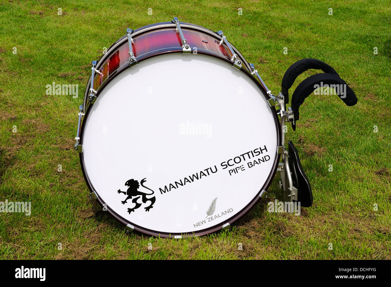 Une grosse caisse assis sur l'herbe à la Pipe Band Championships à Glasgow, Écosse, Royaume-Uni Banque D'Images