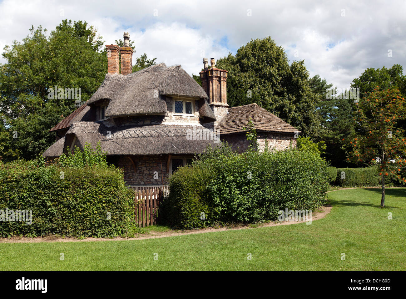 Cottage avec circulaire Sweetbriar Cottage dans l'arrière-plan, hameau de Blaise, Henbury, Bristol, Angleterre, Royaume-Uni. Banque D'Images