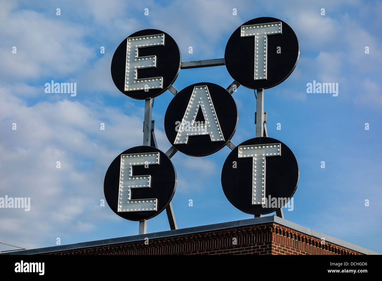 "Manger", une pièce d'art d'installation par le sculpteur Robert Indiana sur le toit de la Farnsworth Art Museum. Banque D'Images