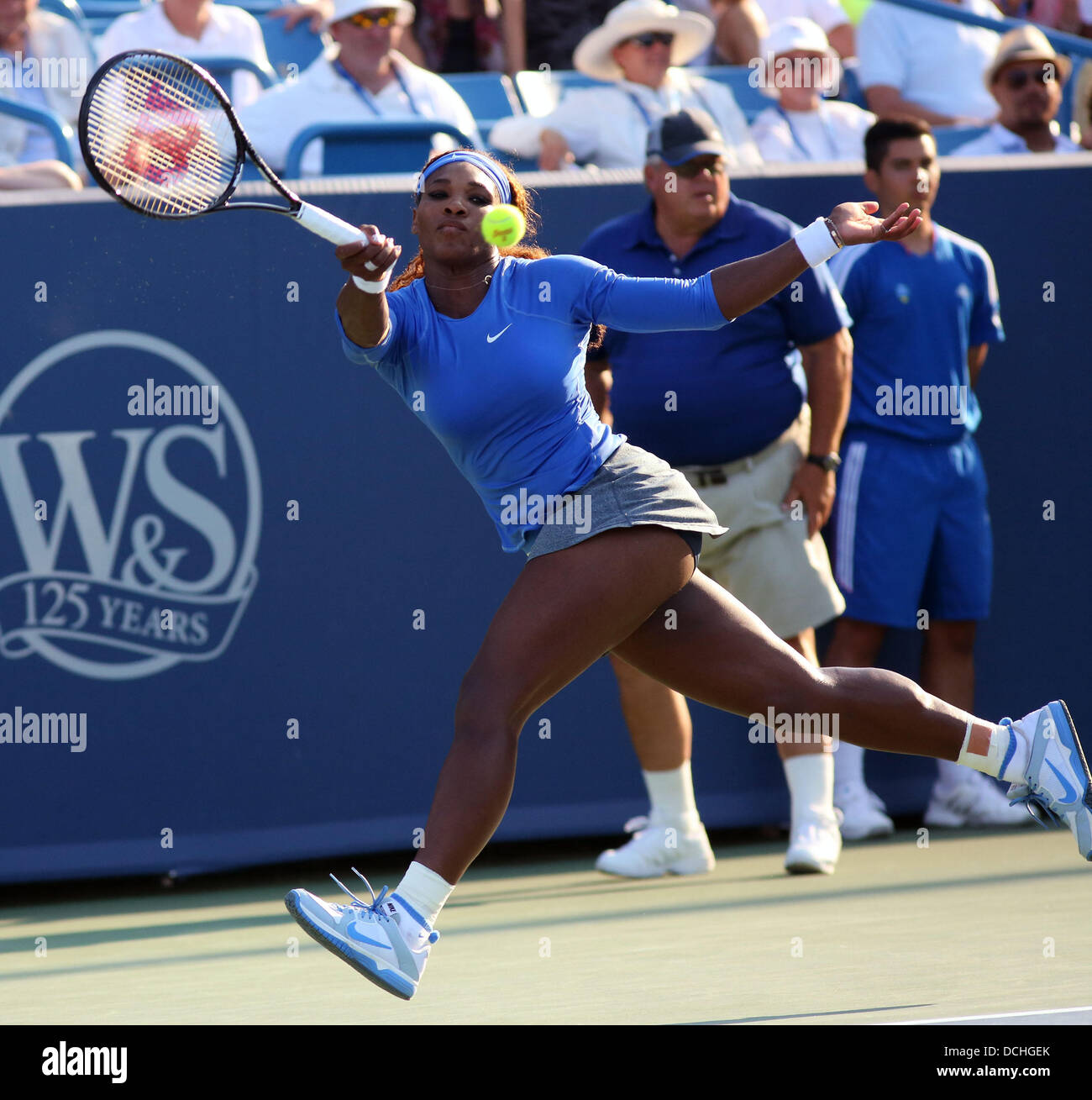 Cincinnati, Ohio, USA, le 18 août, 2013. SERENA WILLIAMS, de l'USA hits un retour le dimanche, 18 août 2013. Comme elle perd à V AZARENKA du Bélarus dans trois séries dans l'Ouest et le Sud de l'Open de Cincinnati. © ZUMA Press, Inc./Alamy Live News Banque D'Images