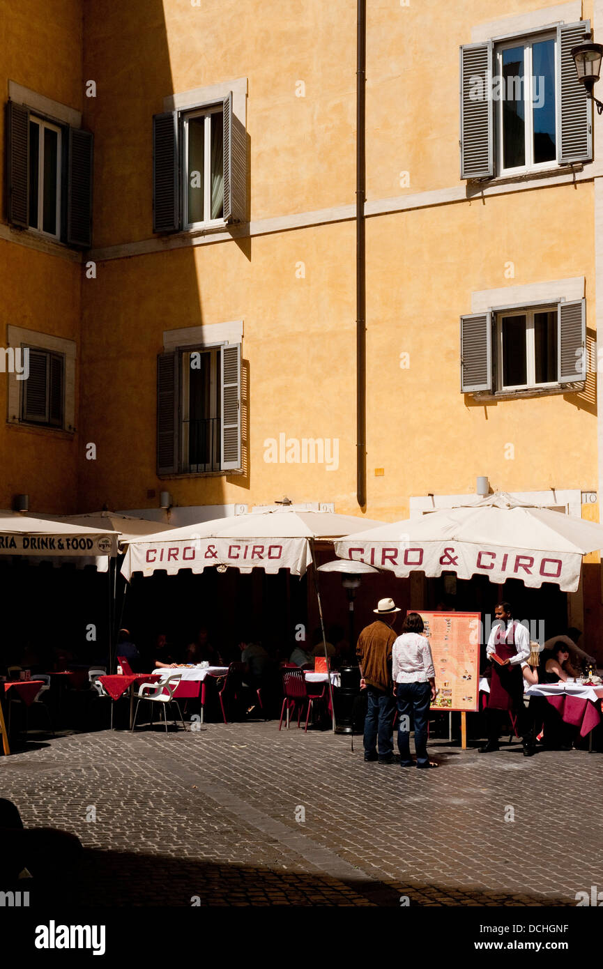 Touristes regardant le menu dans un restaurant à Rome, Italie Banque D'Images