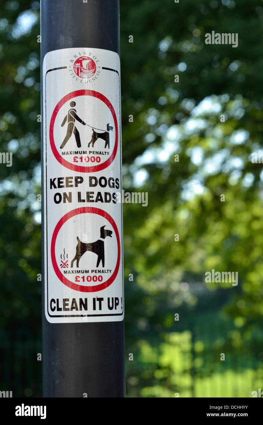 Conseil de Bristol 'Gardez les chiens sur des pistes' et 'Nettoyer' sign Banque D'Images