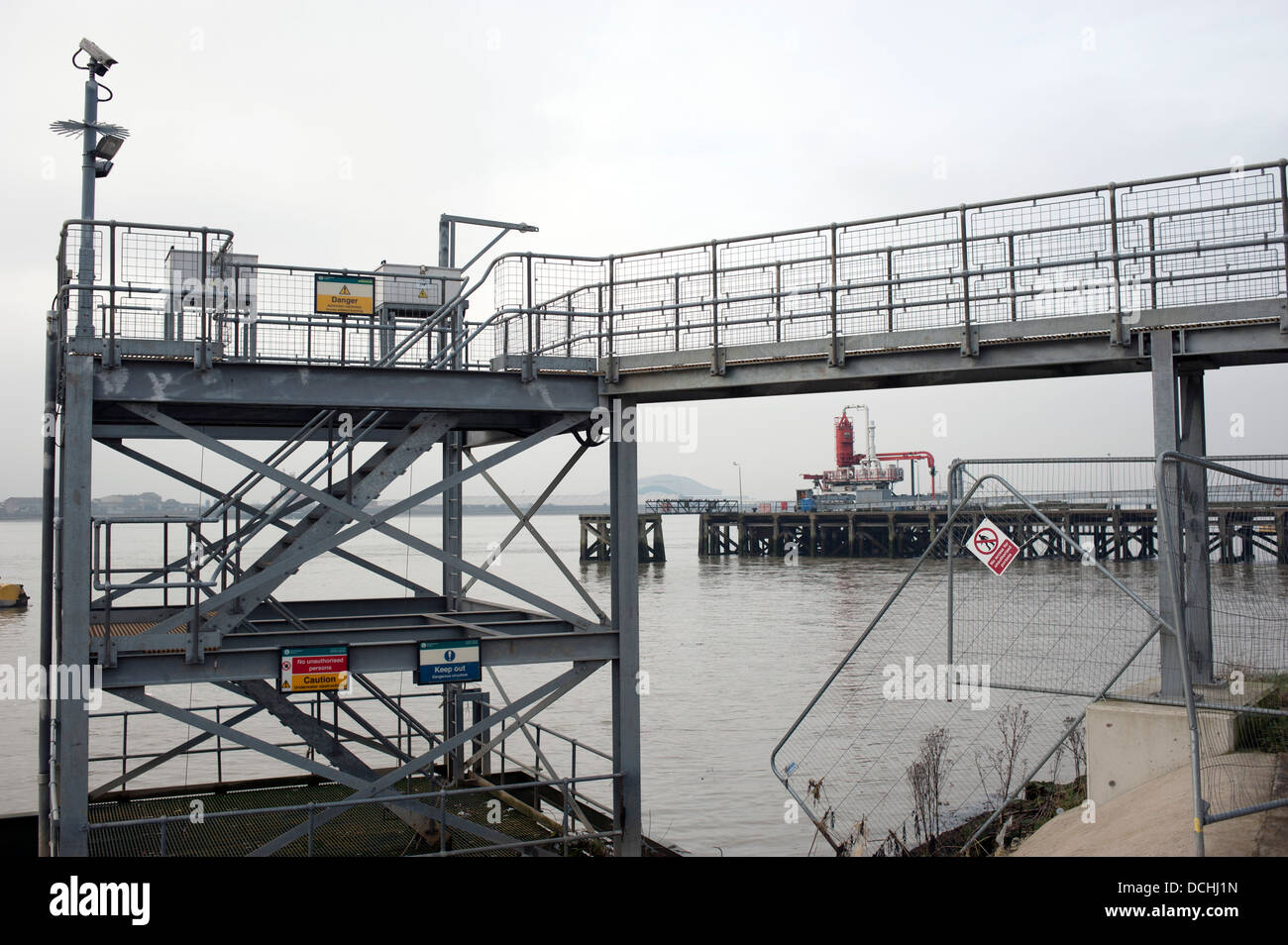 Vue générale d'une plate-forme pour le déchargement et chargement des navires commerciaux sur la Tamise Banque D'Images