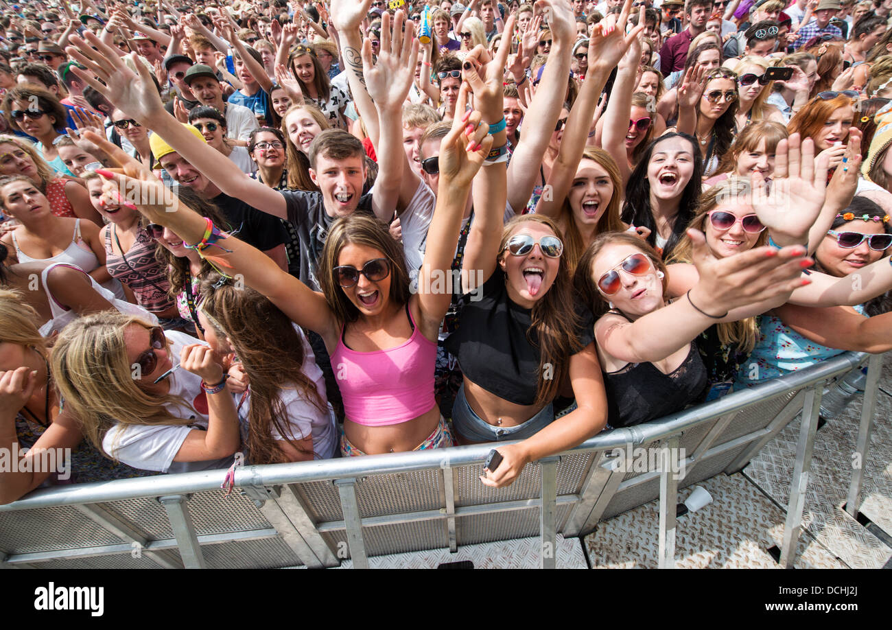 Les fans de musique devant la scène principale pour T In The Park Festival au Balado le 8 juillet 2013 à Kinross Banque D'Images