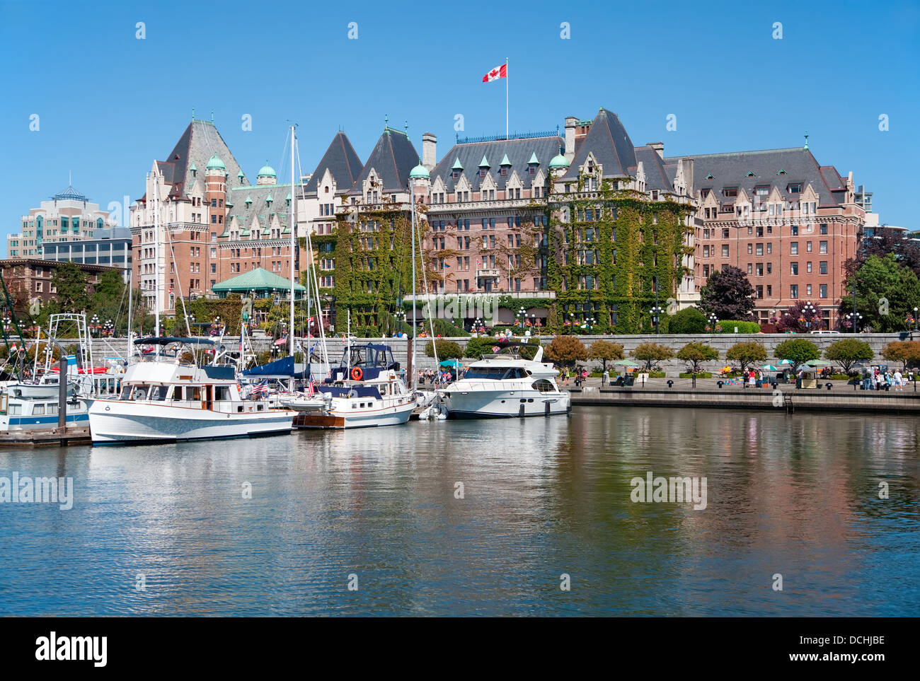 Victoria, Colombie-Britannique, Canada - le 7 juillet 2013 : l'hôtel The Fairmont Empress majestueux se trouve à proximité de Victoria Inner Harbour animé Banque D'Images