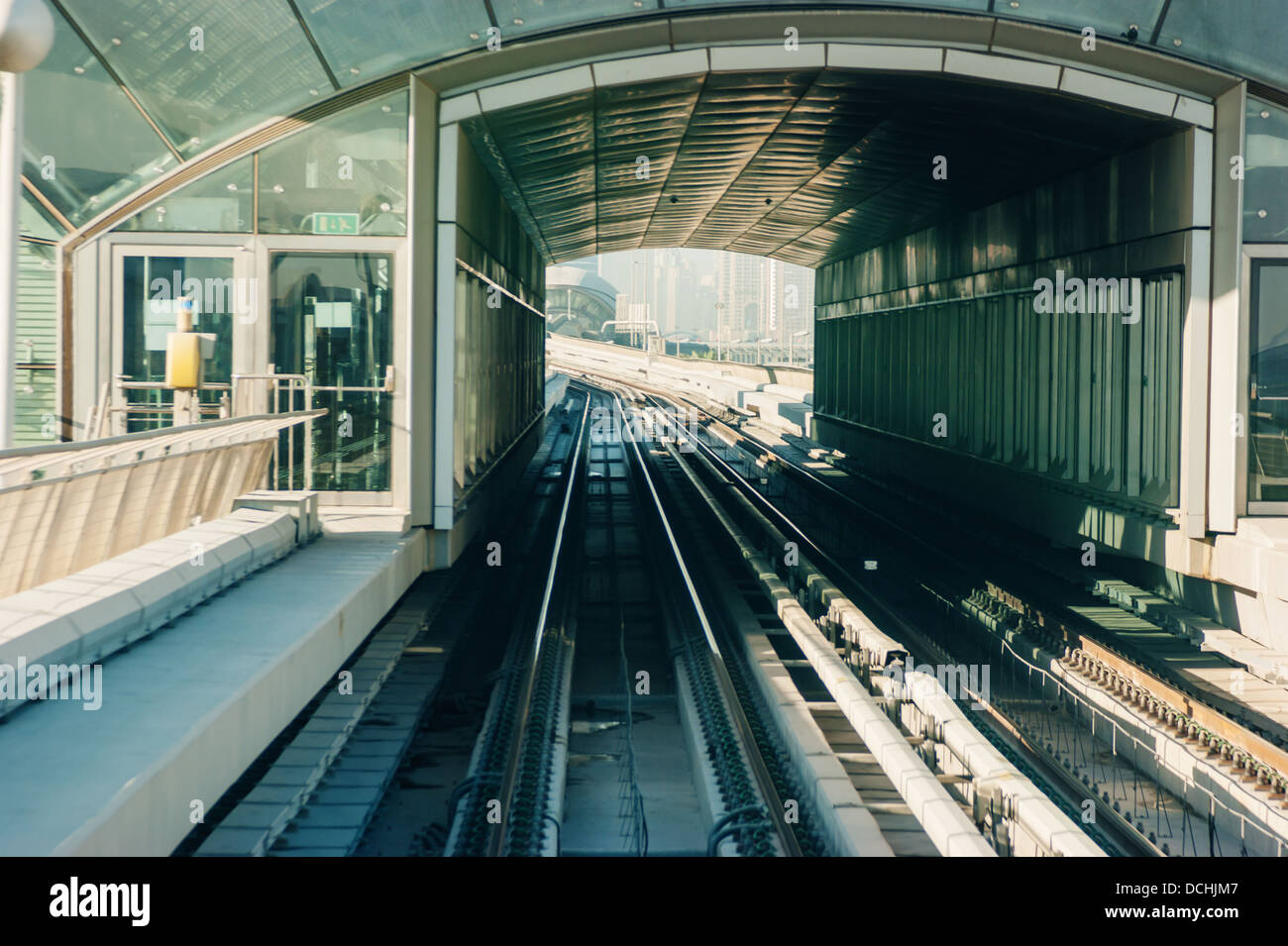 Dubaï, Émirats arabes unis - le 18 novembre : Métro de Dubaï est le plus long au monde en tant que réseau de métro entièrement automatisé (75 km) le 18 novembre 2012, DUBAÏ, ÉMIRATS ARABES UNIS. Banque D'Images