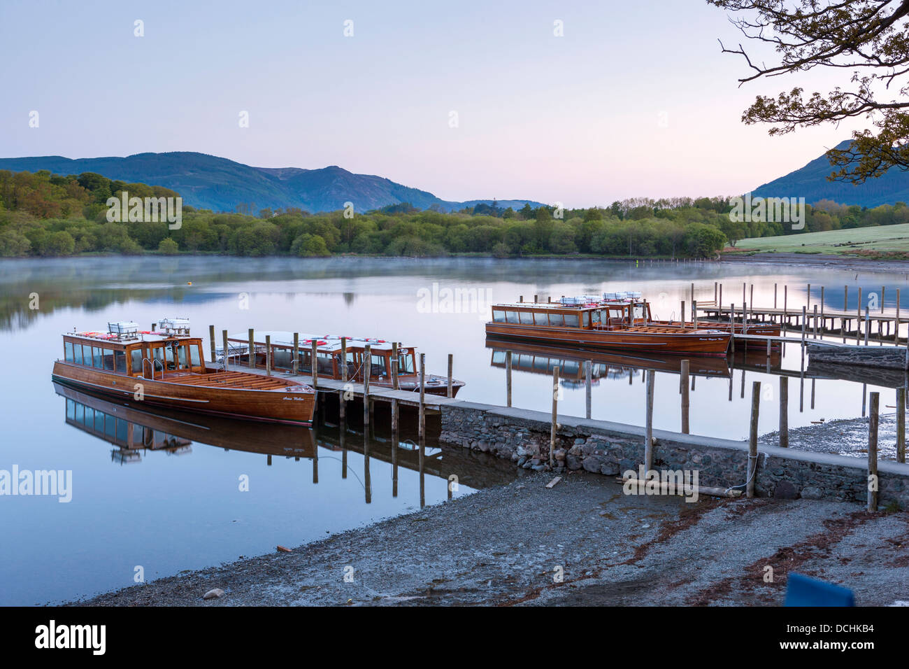 Bateaux sur Derwent Water au lever du soleil, Keswick, Parc National de Lake District, Cumbria, Angleterre, Royaume-Uni, Europe. Banque D'Images