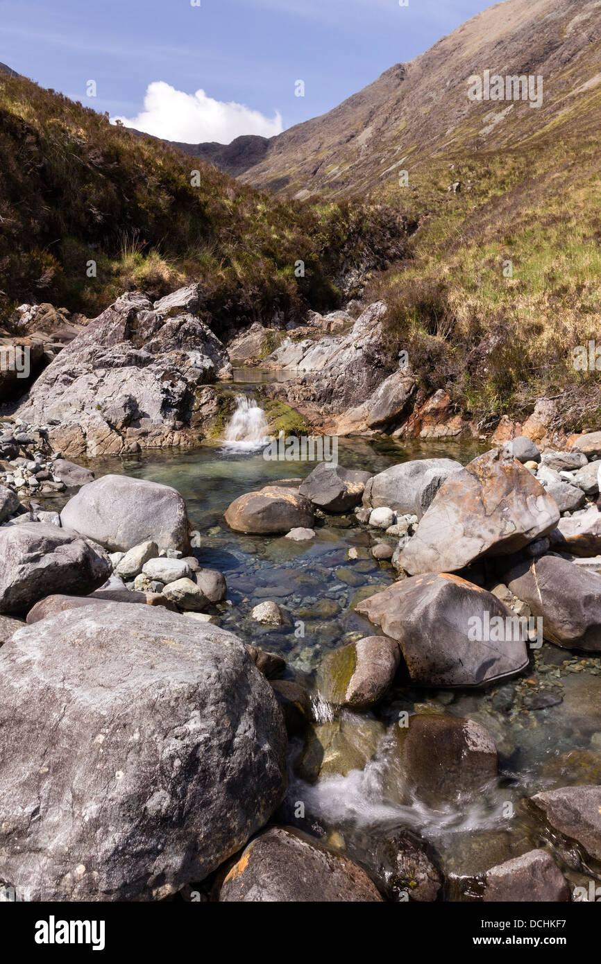 Tumbling ruisseau de montagne, Allt Aigeinn, Torrin, Isle of Skye, Scotland, UK Banque D'Images