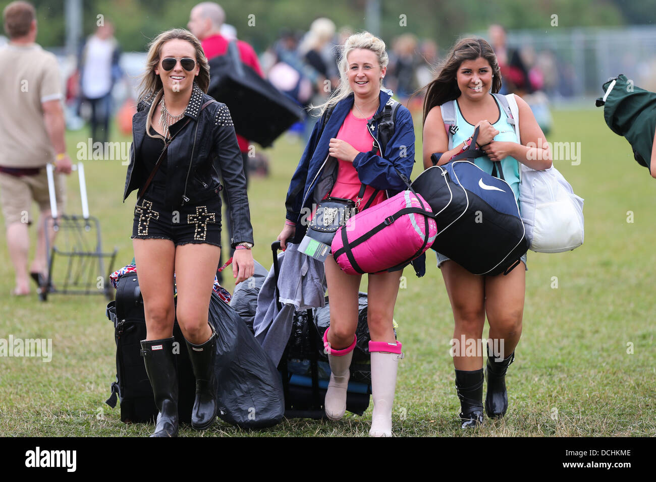 Les fans de musique ARRIVENT AU V FESTIVAL À HYLANDS PARK ESSEX Banque D'Images