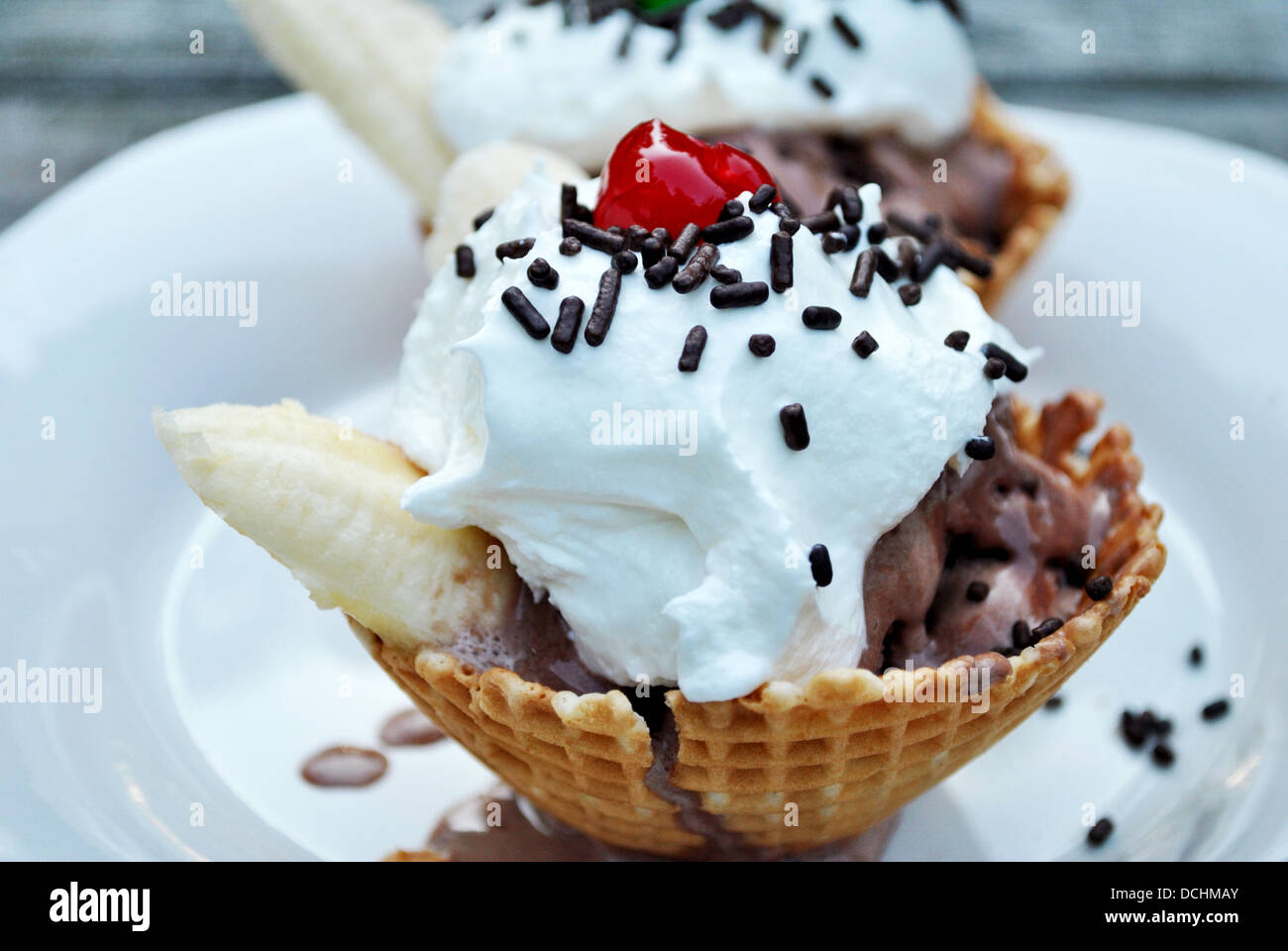 Dimanche de la crème glacée dans un cornet gaufré avec tasse brisures de chocolat & fruits Banque D'Images