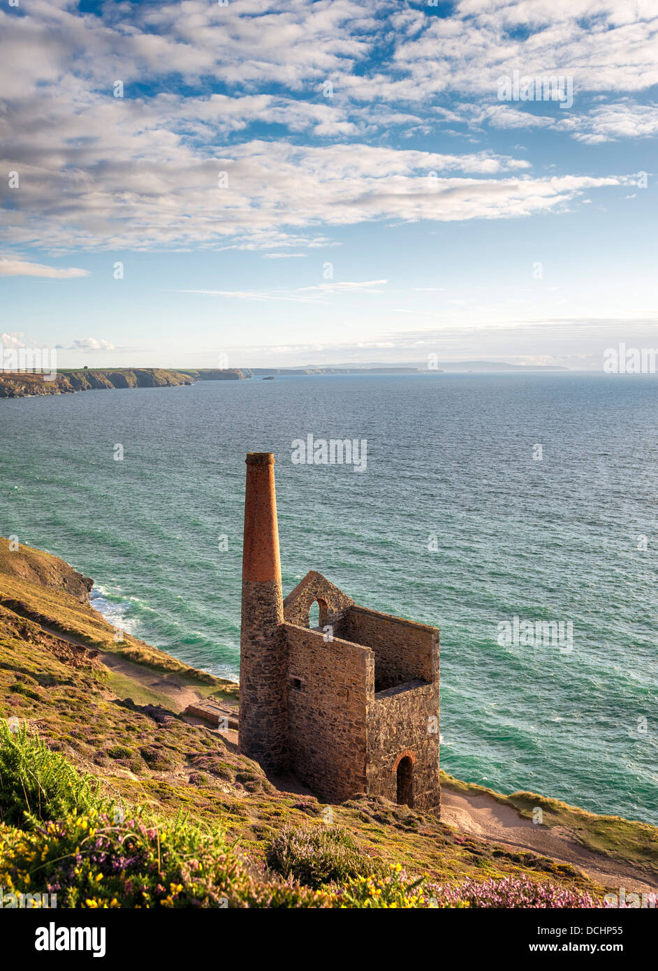 Papule Coates mine dents engine house sur les falaises de St Agnes à Cornwall Banque D'Images