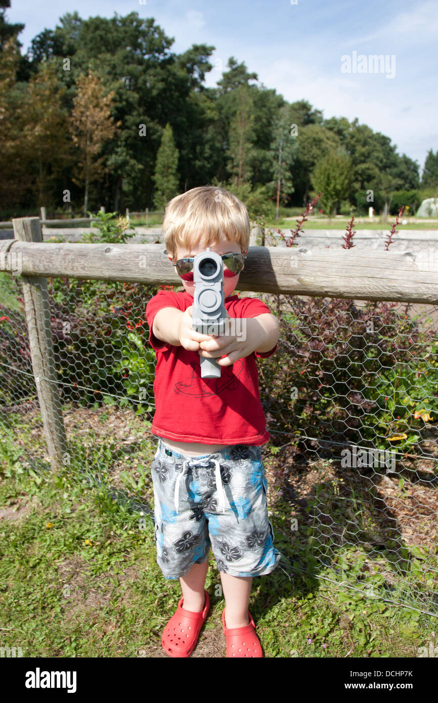 L'été dans les bois enfant jouant avec un pistolet gun Banque D'Images