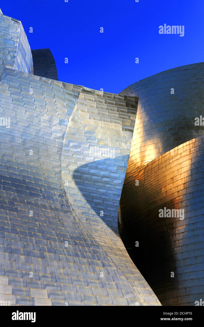 Libre Vue extérieure du Musée Guggenheim de Bilbao, Espagne Banque D'Images