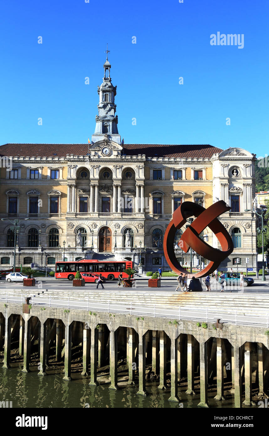 Hôtel de ville et grande sculpture de métal rouillé nommé "Ovoide de variante de la Desocupacion» à Bilbao, Espagne du nord Banque D'Images