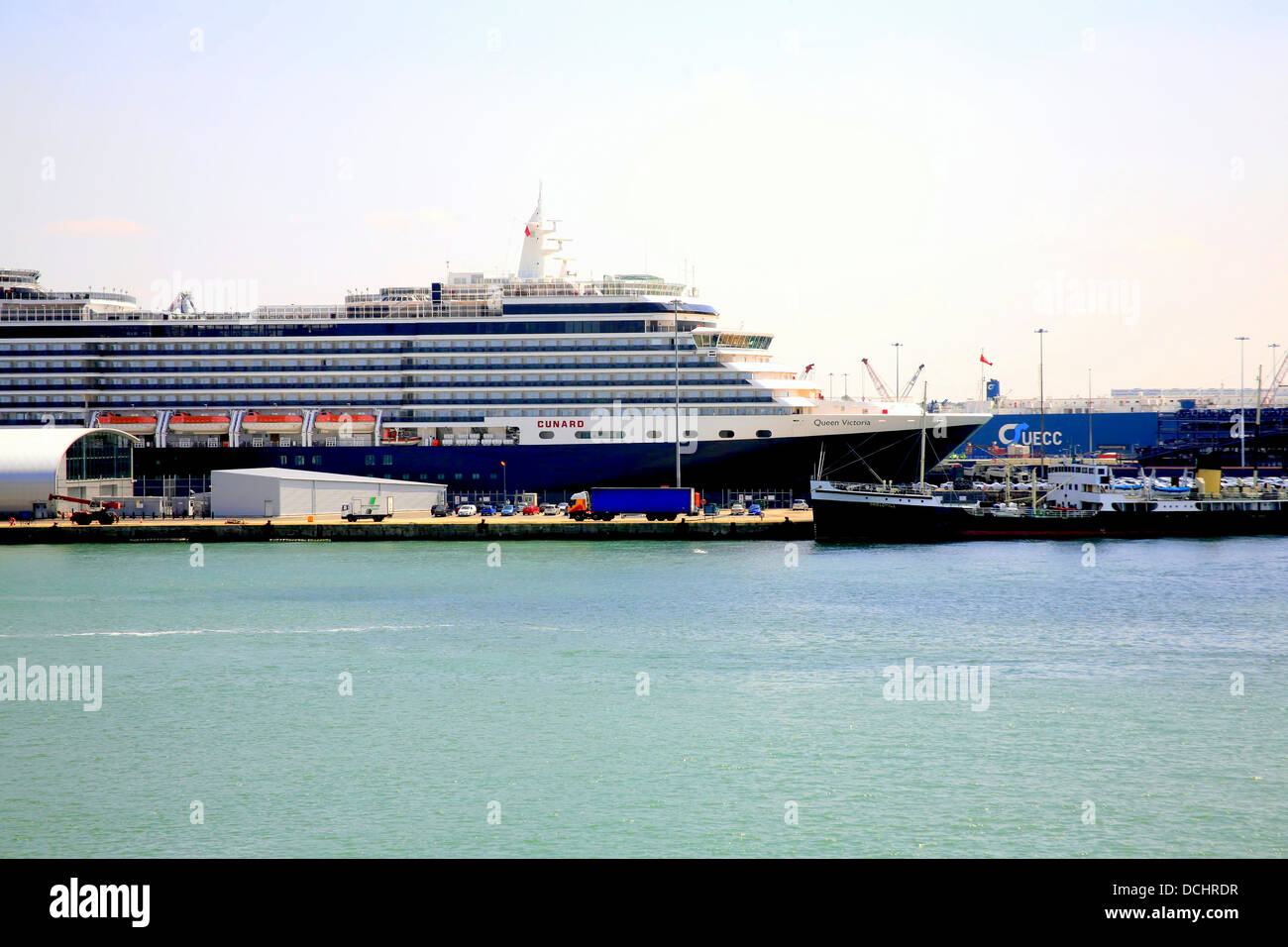 La 'Queen Victoria' de croisière dans les quais de Southampton, la préparation de la voile. Banque D'Images