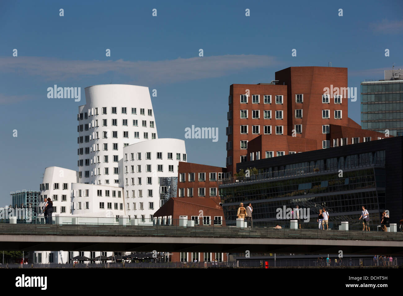 Le 'Dancing Bâtiments" par Frank O Gehry à Neuer Zollhof, Medienhafen de Düsseldorf Banque D'Images