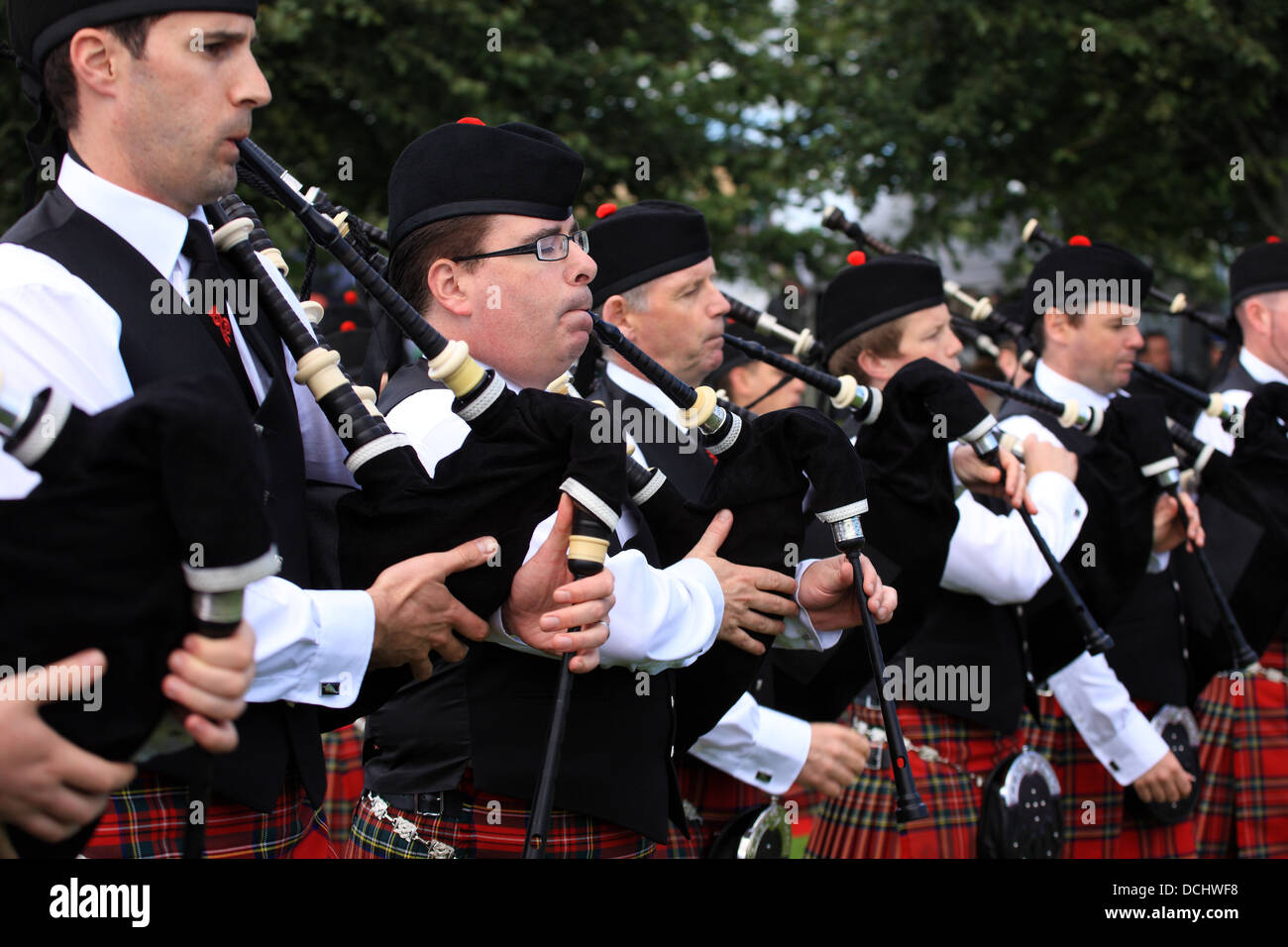 Pipers jouer à la Pipe Band Championships en 2013 à Glasgow en Écosse vert Banque D'Images