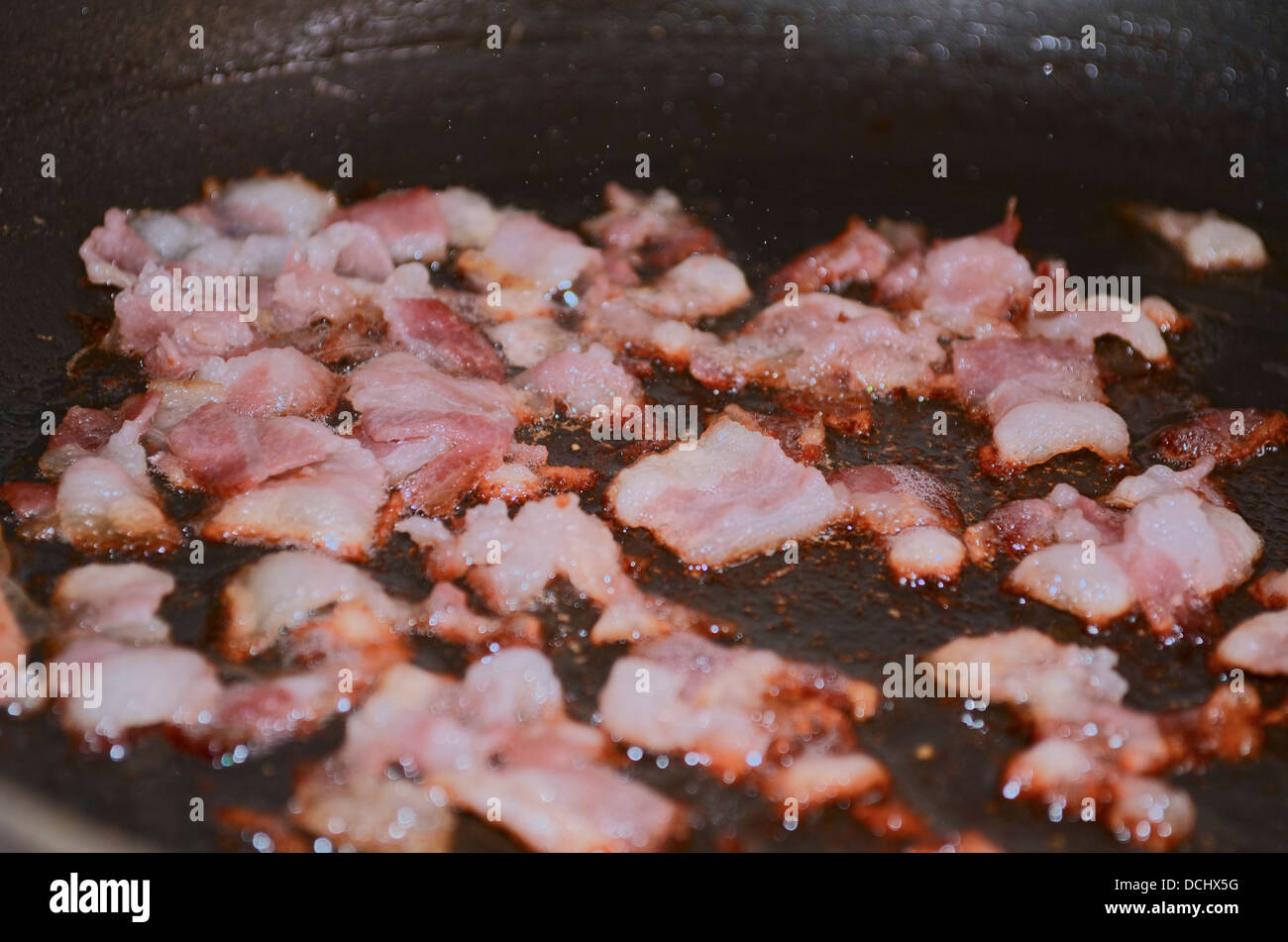 Morceaux de bacon frit dans une casserole Banque D'Images