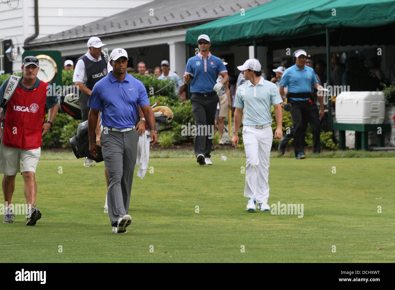 (L-R) Joe LaCava, Steve Williams, Tiger Woods (USA), Adam Scott (AUS), Rory McIlroy (NIR), 13 juin 2013 - Golf : Tiger Woods de l'United States, Adam Scott, de l'Australie et l'Irlande du Nord Rory McIlroy de démarrer à partir du 1er trou lors du premier tour de l'Open des États-Unis à l'est cours de Merion Golf Club de Ardmore, Indiana, United States. (Photo de Thomas Anderson/AFLO) (journal japonais) Banque D'Images