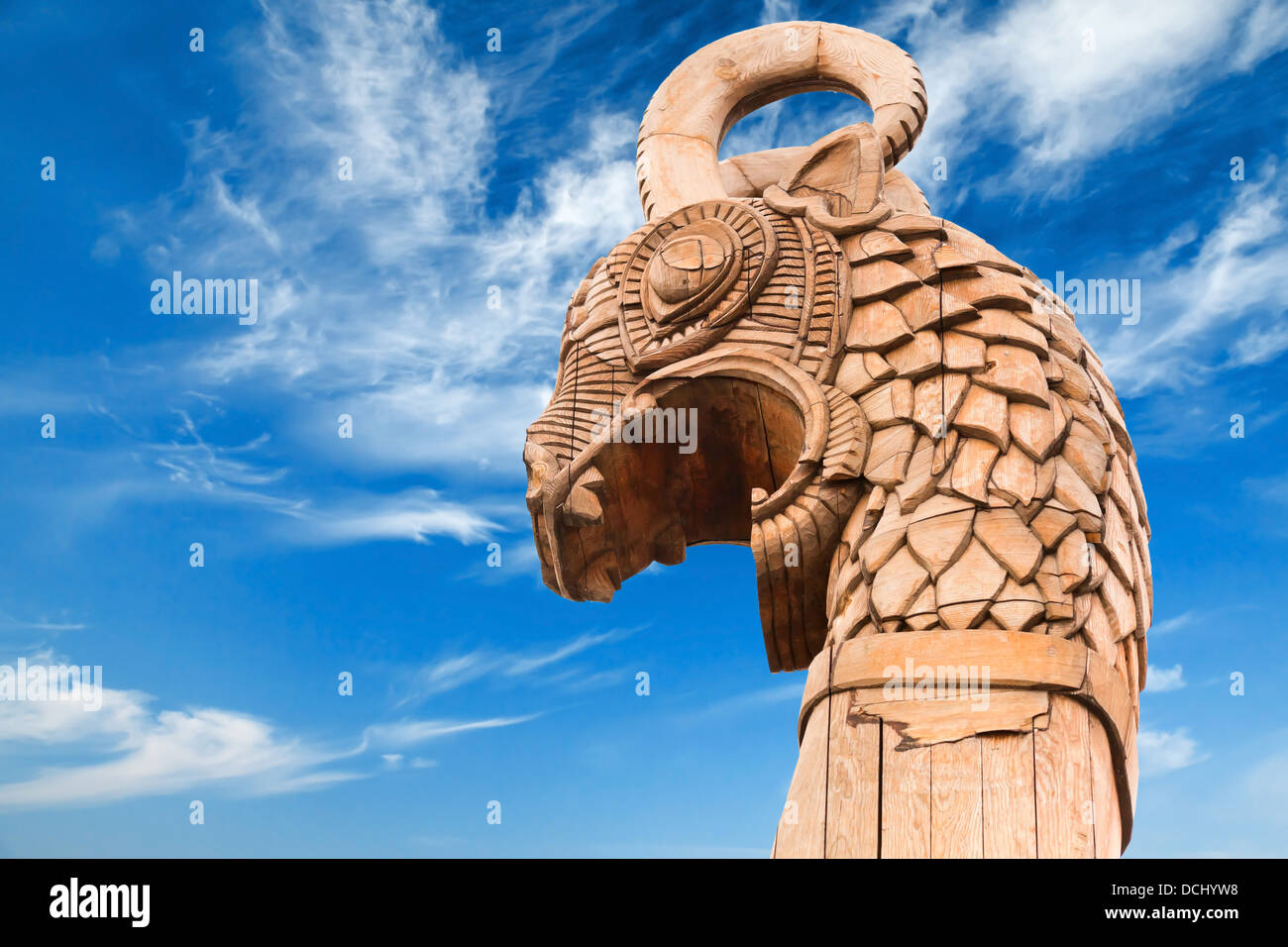 Dragon en bois sculpté sur la partie antérieure de l'ancien bateau viking spectaculaire au-dessus de ciel bleu Banque D'Images