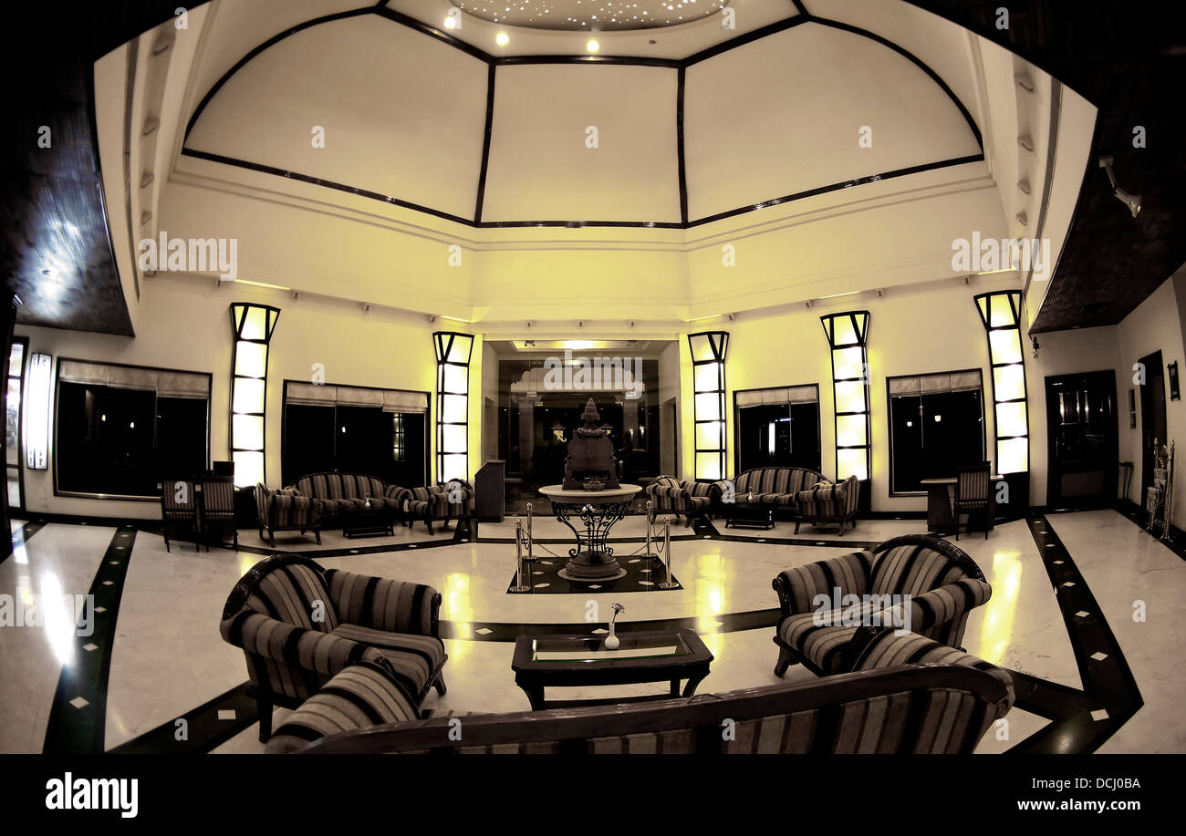 Hôtel Royal KK Convention Centre, Jaipur, Rajasthan, Inde, l'architecture moderne du hall intérieur canapés lumineux stylisé chaises Banque D'Images