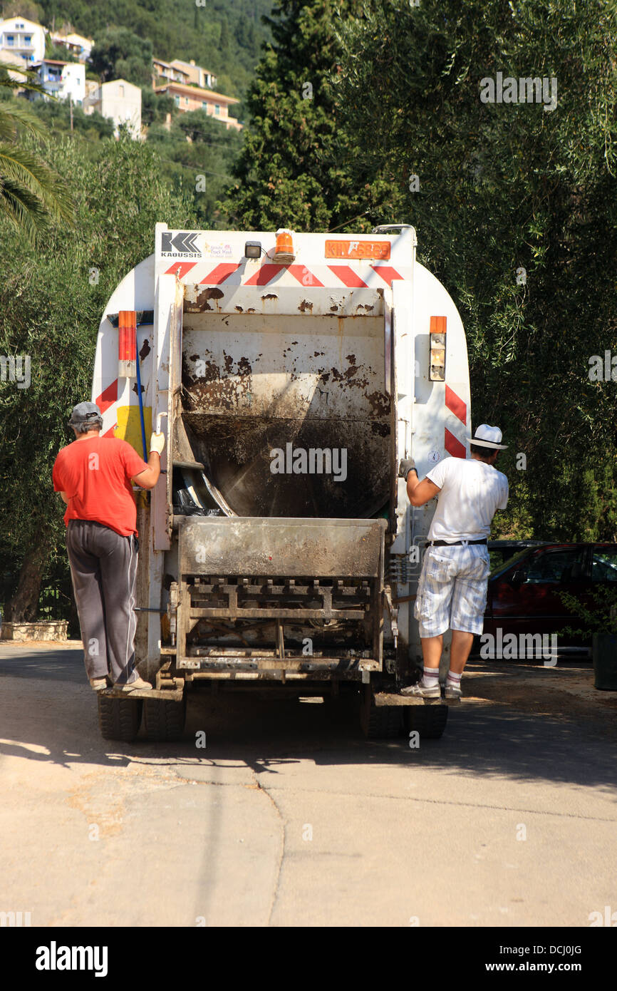 Éboueurs attelage d'un ascenseur à l'arrière du camion benne Banque D'Images