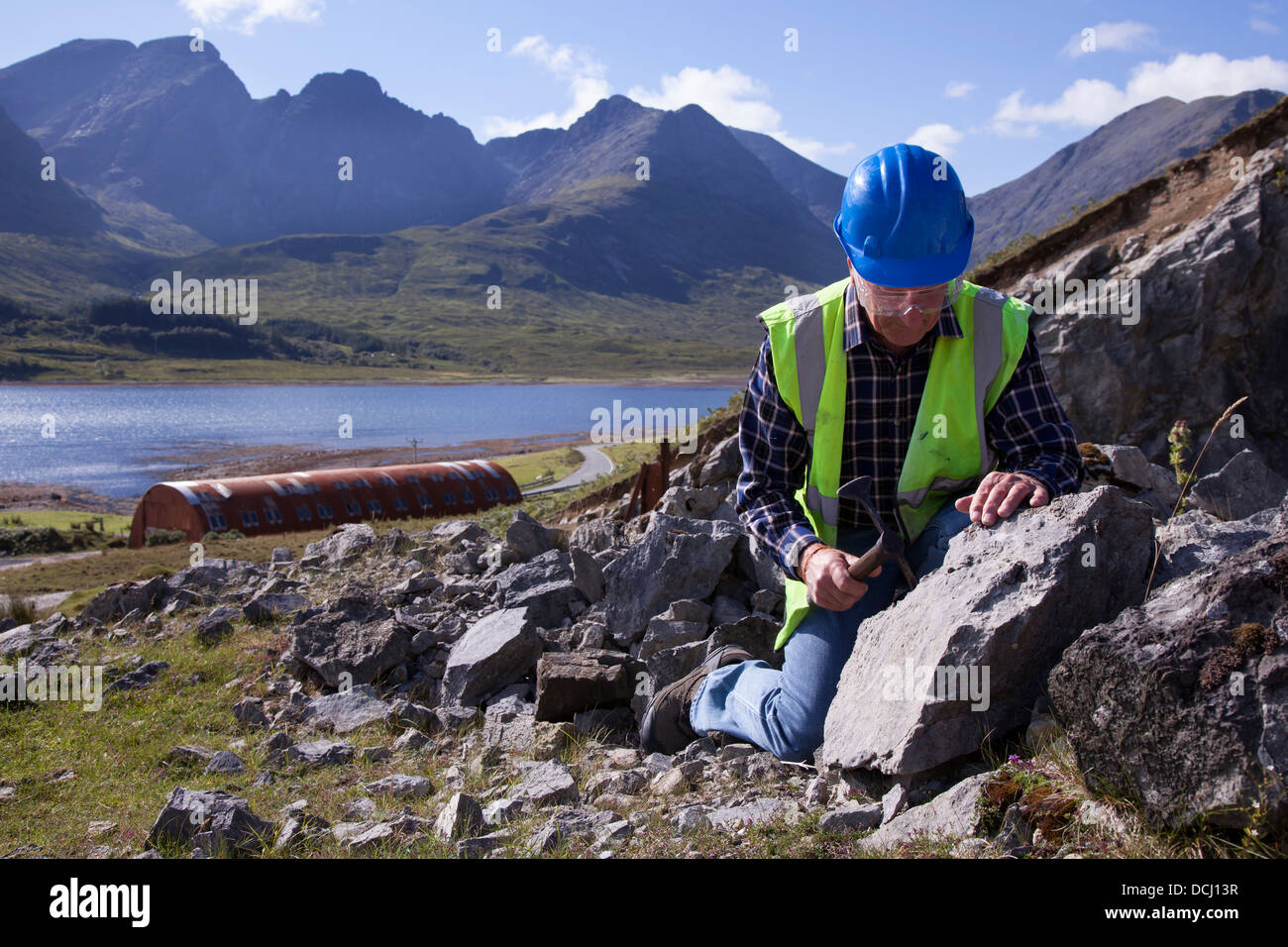 Affleurement rocheux, Bla Bheinn Beinn Na Caillich et montagnes Cuillin, géologue à Loch Slapin en carrière à Ben Suardal Isle of Skye, Scotland, UK Banque D'Images