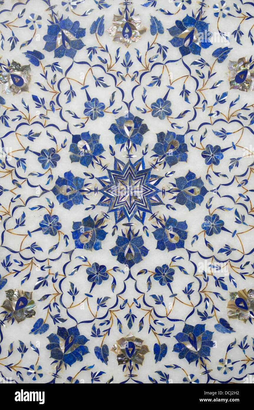Plateaux en marbre blanc incrusté à vendre - Agra, Inde avec le lapis-lazuli, cornaline, malachite Banque D'Images