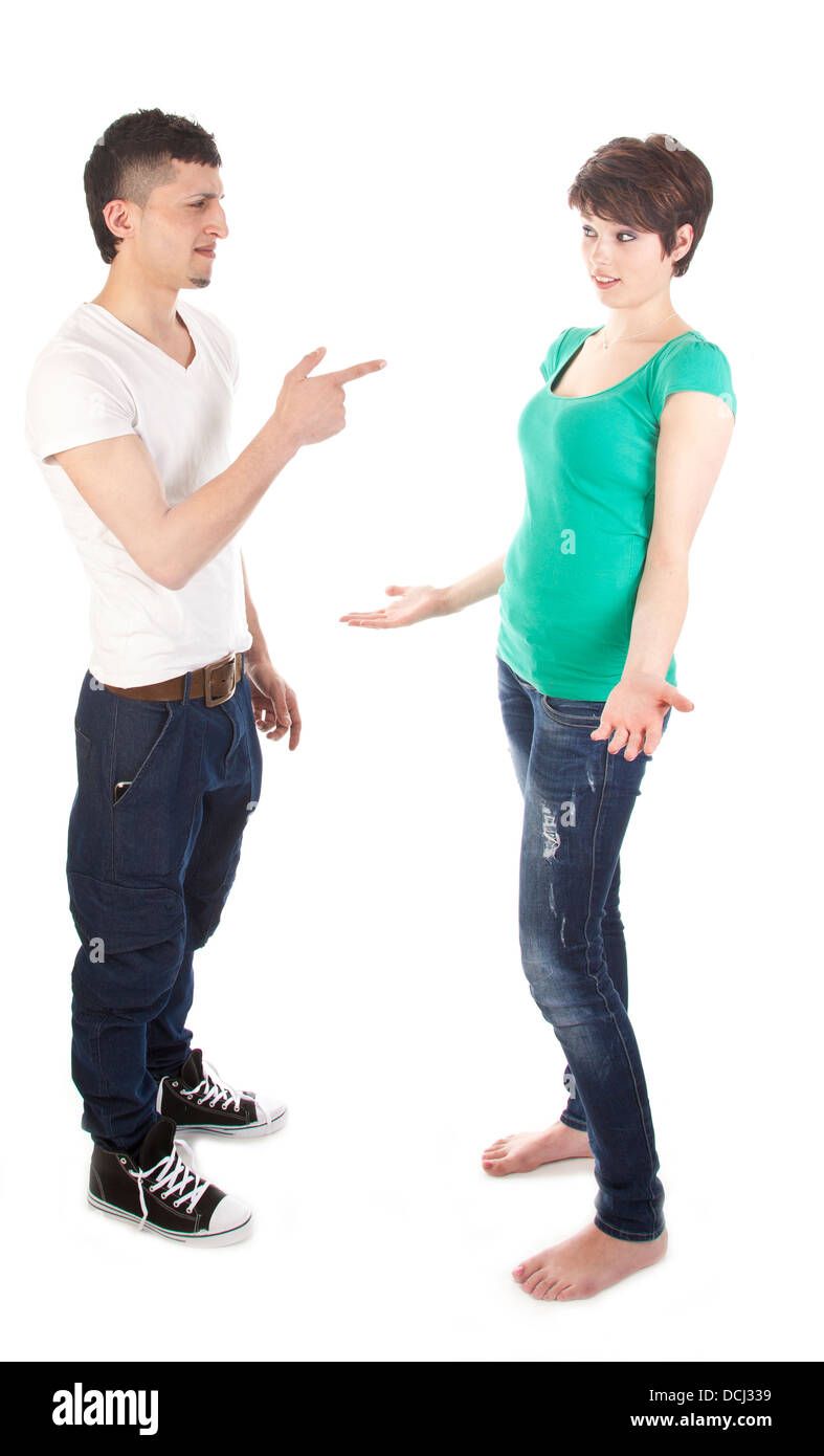 L'homme et la femme ayant un avis isolé sur fond blanc Banque D'Images