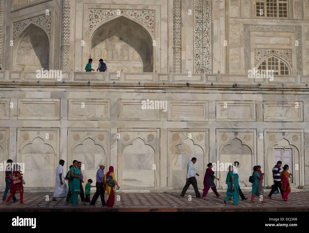 Les touristes visitant le Taj Mahal, mausolée de marbre blanc - Agra (Inde), site du patrimoine mondial de l'UNESCO Banque D'Images