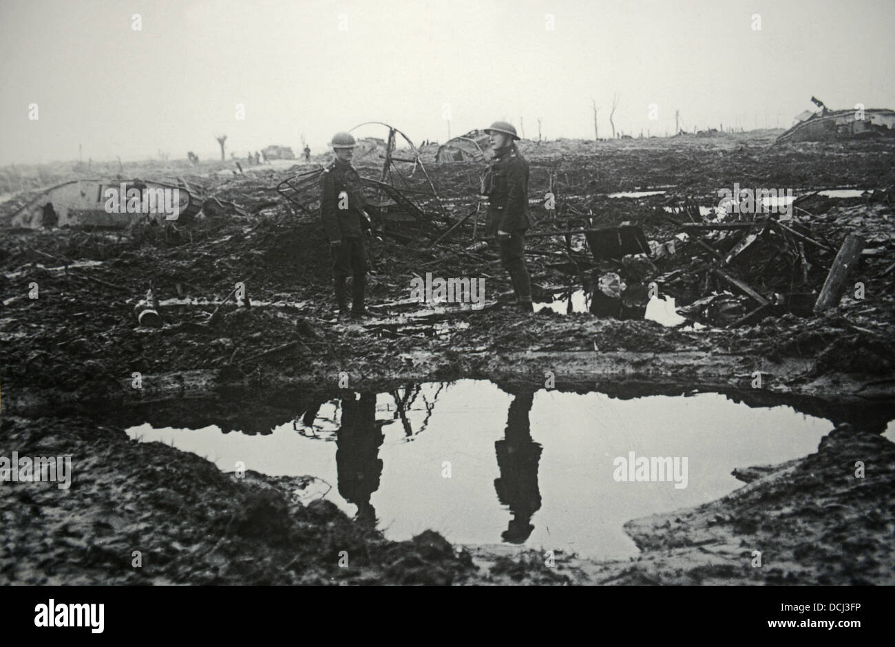 Vie des tranchées de la Première Guerre mondiale avec réservoirs abandonnés sur le champ de bataille Banque D'Images