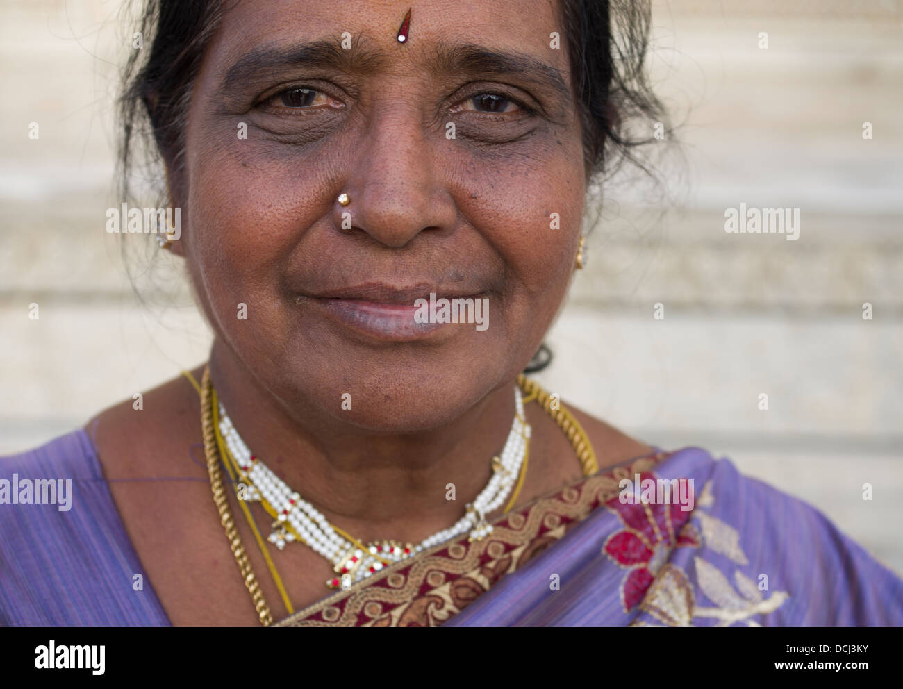 Femme indienne visiter Taj Mahal, mausolée de marbre blanc - Agra, Inde Banque D'Images
