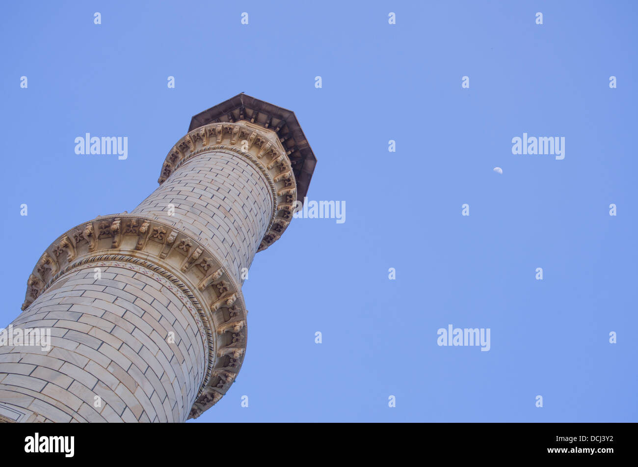 Taj Mahal Minaret et Lune - Agra, Inde Banque D'Images