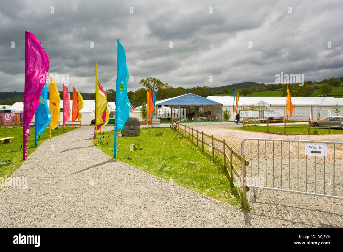 La principale entrée du public au Hay Festival avec des bannières de couleur au premier plan. Banque D'Images