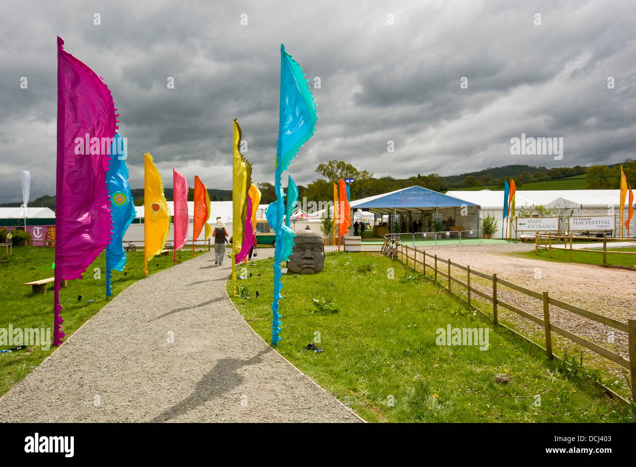 La principale entrée du public au Hay Festival avec des bannières de couleur au premier plan. Banque D'Images