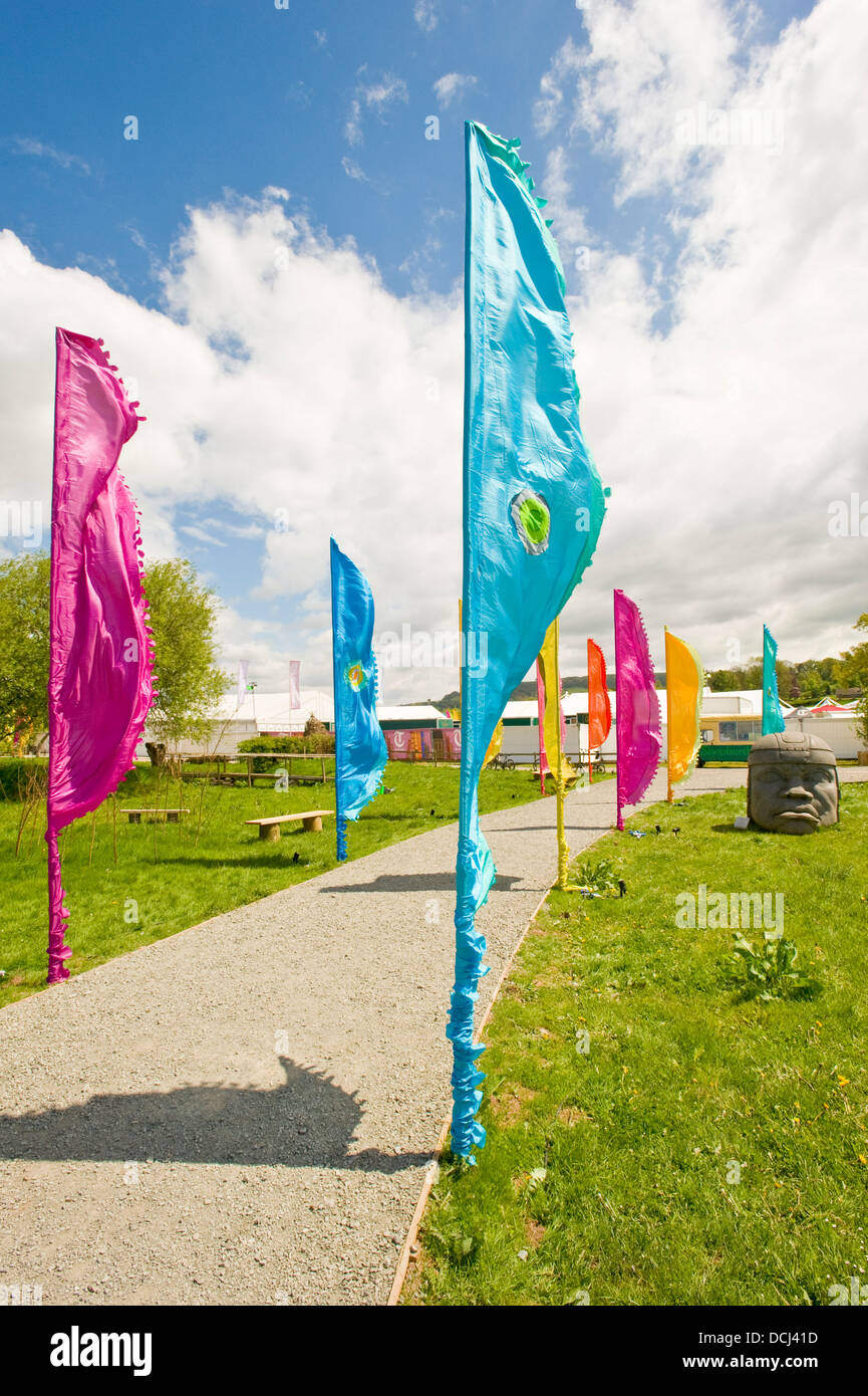 La principale entrée du public au Hay Festival avec des bannières de couleur au premier plan. Banque D'Images