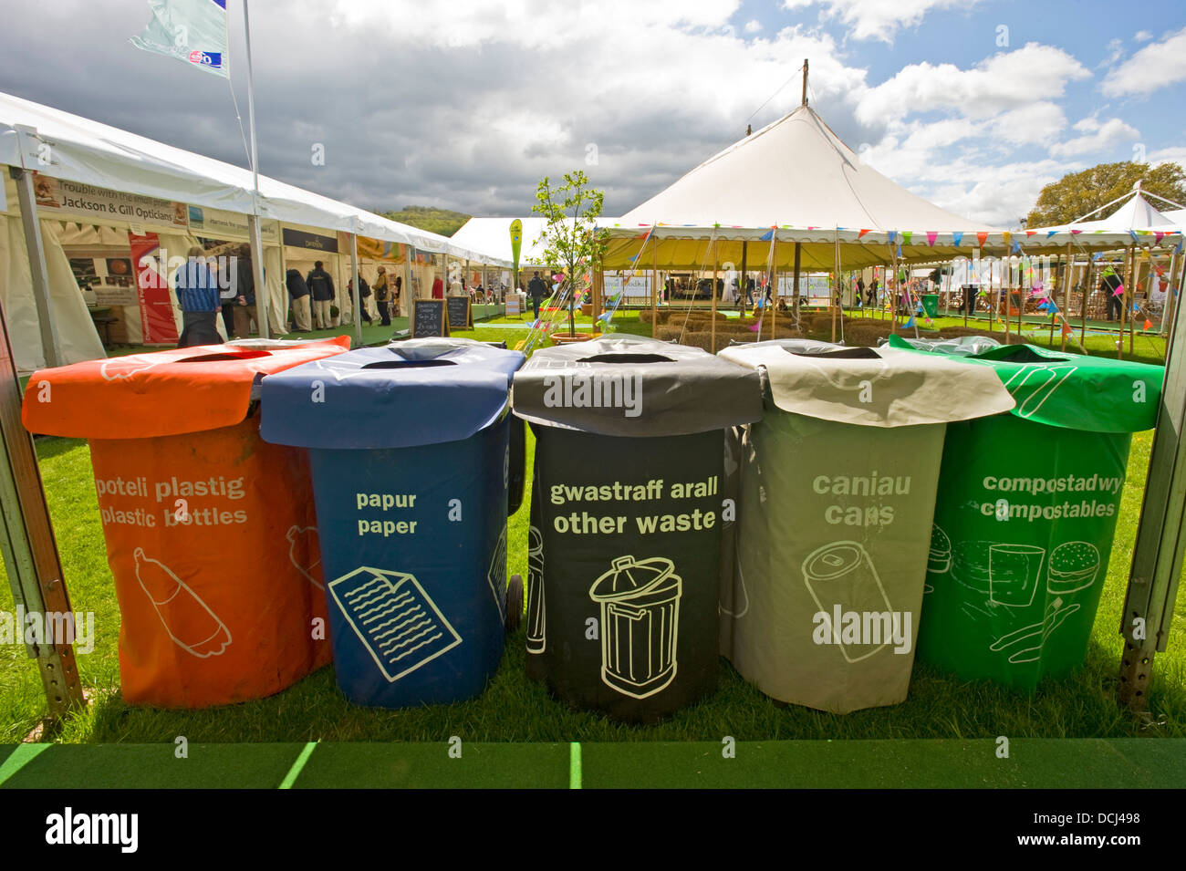 Les bacs de recyclage au Hay Festival avec des noms anglais et gallois. Banque D'Images