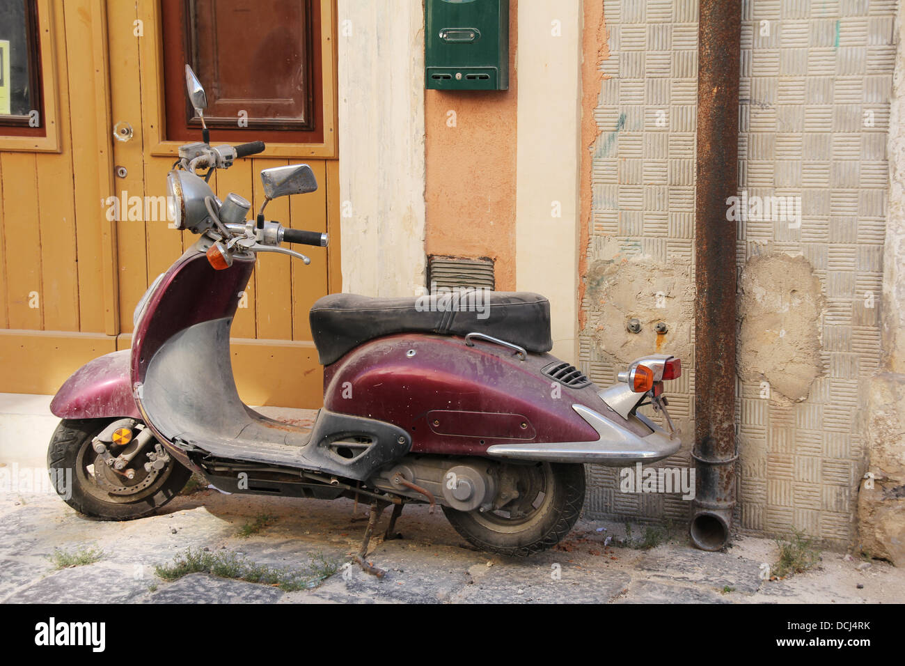 Old rusty purple scooter moto oldtimer laissés dans une rue abandonnée Banque D'Images