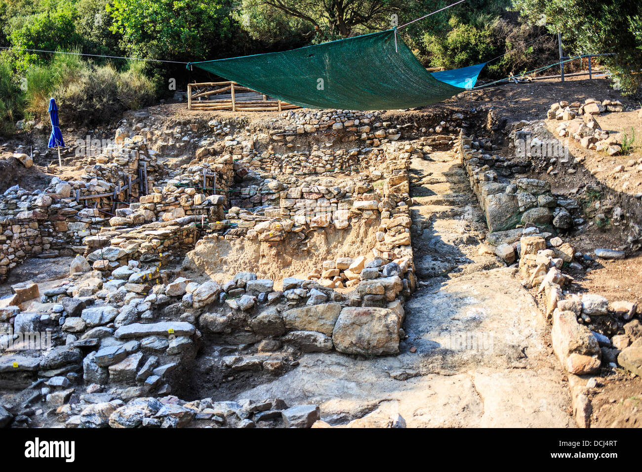 Les murs d'une maison, protégée par une bâche en Grèce, Stagira, Aristote de lieu de naissance. Banque D'Images