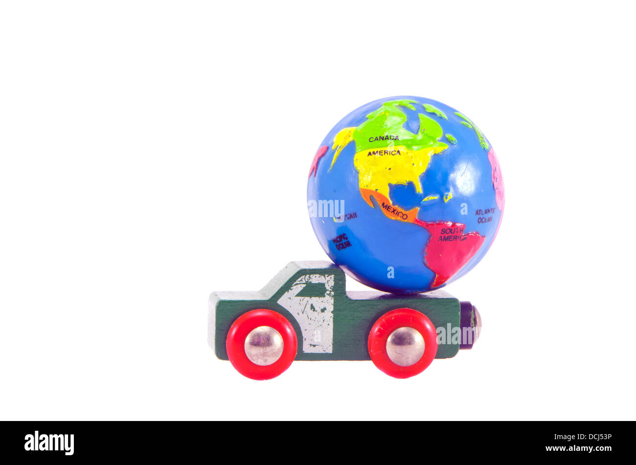 Earth globe petit modèle de voiture et camion jouet isolé sur blanc. Concept futur Banque D'Images