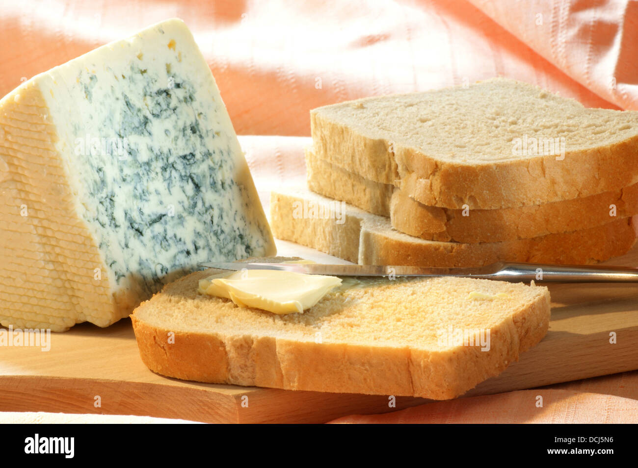 Conseil de bois avec un peu de fromage de moule bleue Banque D'Images