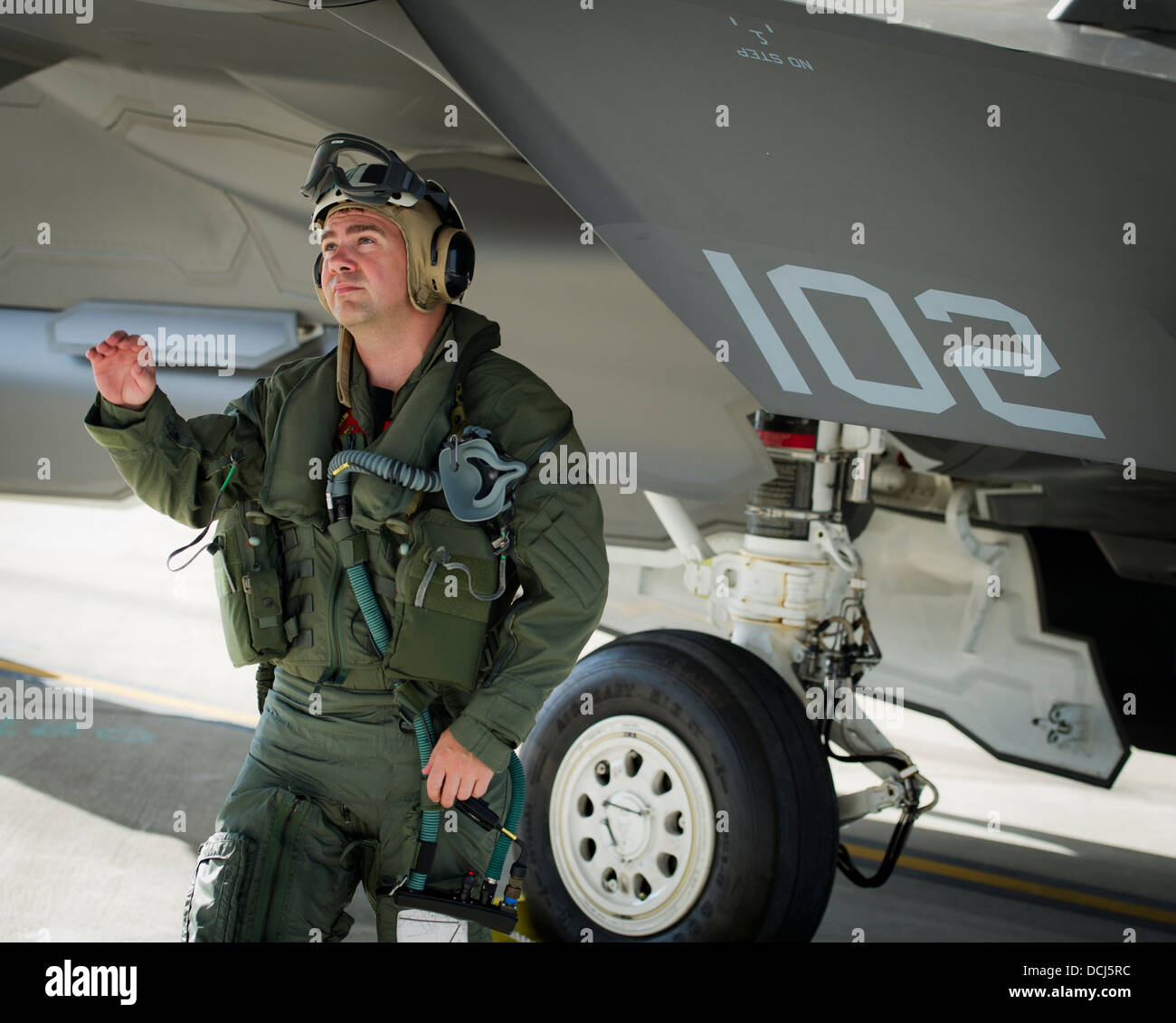 Le lieutenant Cmdr. Chris Tabert, affecté à l'Escadron d'avions de combat interarmées (VFA) 101, effectue une inspection avant vol d'un F-35C JE LA FOUDRE Banque D'Images