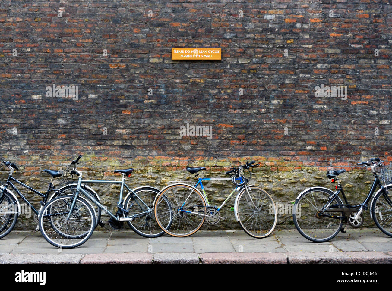 'Veuillez NE PAS S'APPUYER CONTRE CE MUR CYCLES'. Cambridge. Cambridgeshire, Angleterre, Royaume-Uni, Europe. Banque D'Images