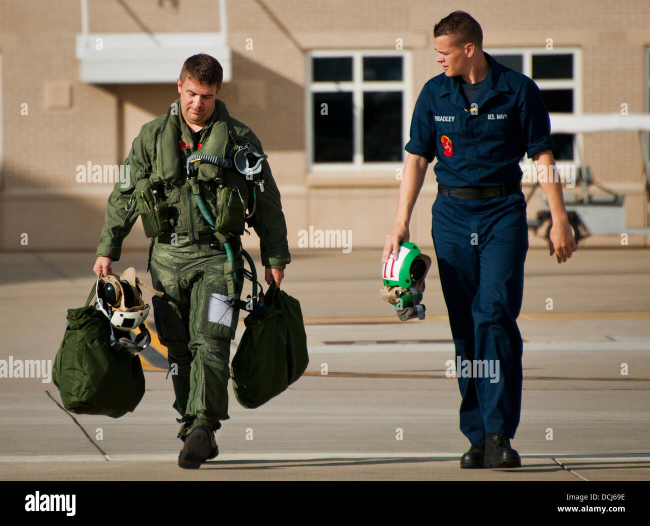 Le lieutenant du RDC. Chris Tabert promenades pour la piste pour le premier pilote de F-35C Lightning II Vol à la base aérienne d'Eglin, 14 août. Avant d'arriver à la Marine américaine F-35 Strike Fighter Squadron VFA 101 en février, il a servi comme pilote d'essai pour le programme d'avions de combat Banque D'Images