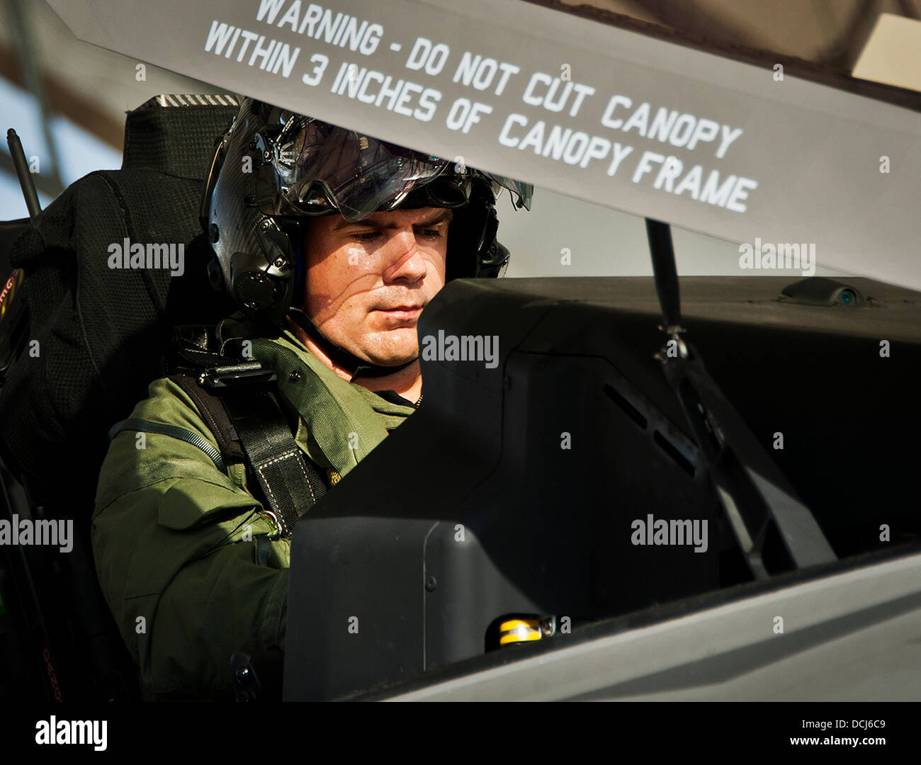 Le lieutenant du RDC. Chris Tabert pilote le premier F-35C Lightning II Vol à la base aérienne d'Eglin, 14 août. Avant d'arriver à la Marine américaine F-35 Strike Fighter Squadron VFA 101 en février, il a servi comme pilote d'essai pour le Joint Strike Fighter Program au Naval Air St Banque D'Images