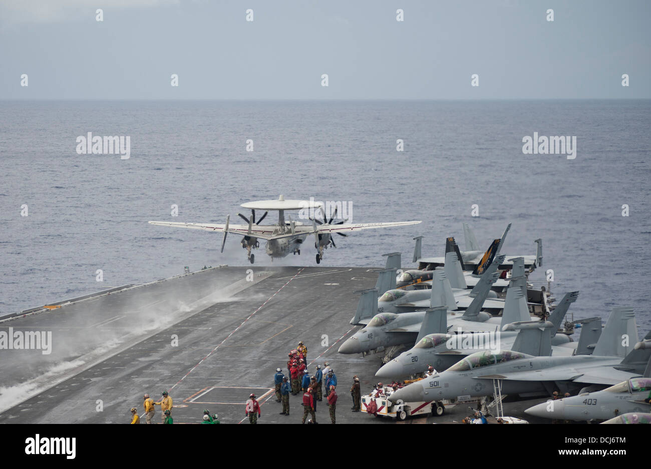 Un E-2C Hawkeye des prestataires de l'Escadron d'alerte aéroporté (VFF) 115 décolle de l'envol du porte-avions USS George Washington (CVN 73). George Washington et son aile, l'air carrier Air Wing 5 (CVW), fournir une contre- Banque D'Images