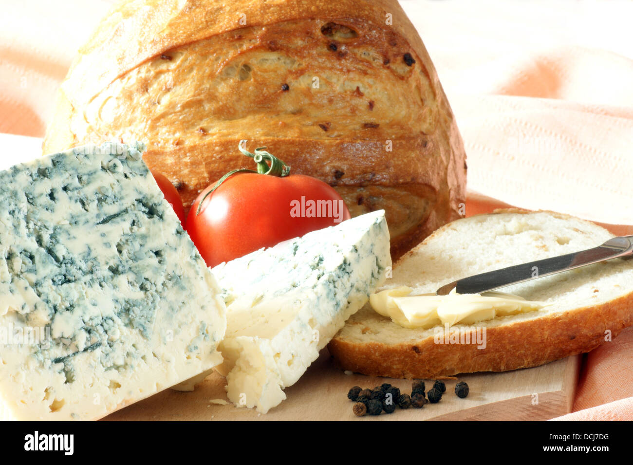 Conseil de bois avec un peu de fromage de moule bleue Banque D'Images